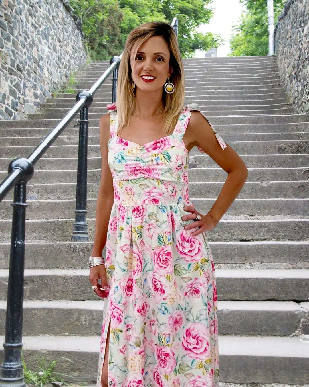 Φόρεμα Εμπριμέ Midi Τύπωμα Λουλούδια Ροζ Midi μήκος σε θηλυκή γραμμή που κολακεύει τη σιλουέτα  Ενίσχυση στο στήθος για άνετη εφαρμογή χωρίς σουτιέν  Λάστιχο στην πλάτη που προσφέρει ελαστικότητα και σταθερότητα Σκίσιμο μπροστά για διακριτικά sexy αποτέλεσμα