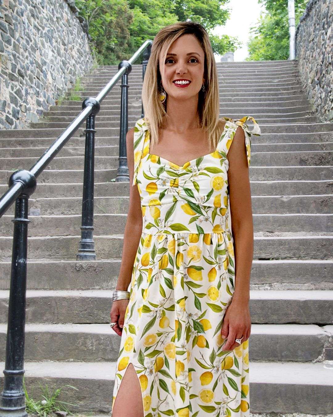 Φόρεμα Εμπριμέ Midi Τύπωμα Lemons Midi μήκος σε θηλυκή γραμμή που κολακεύει τη σιλουέτα  Ενίσχυση στο στήθος για άνετη εφαρμογή χωρίς σουτιέν  Λάστιχο στην πλάτη που προσφέρει ελαστικότητα και σταθερότητα Σκίσιμο μπροστά για διακριτικά sexy αποτέλεσμα