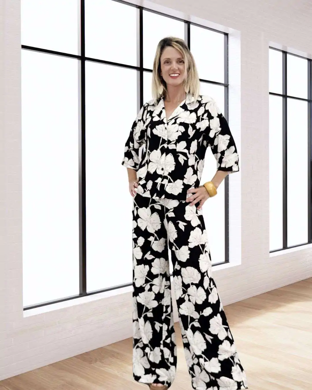 Boho Chic Σετ με Floral Print Άνετο και στυλάτο σετ Floral μοτίβο, σε κομψό boho στυλ Παντελόνα: Ψηλόμεση, μακριά, φαρδιά γραμμή, με λάστιχο πίσω στη μέση για extra άνεση