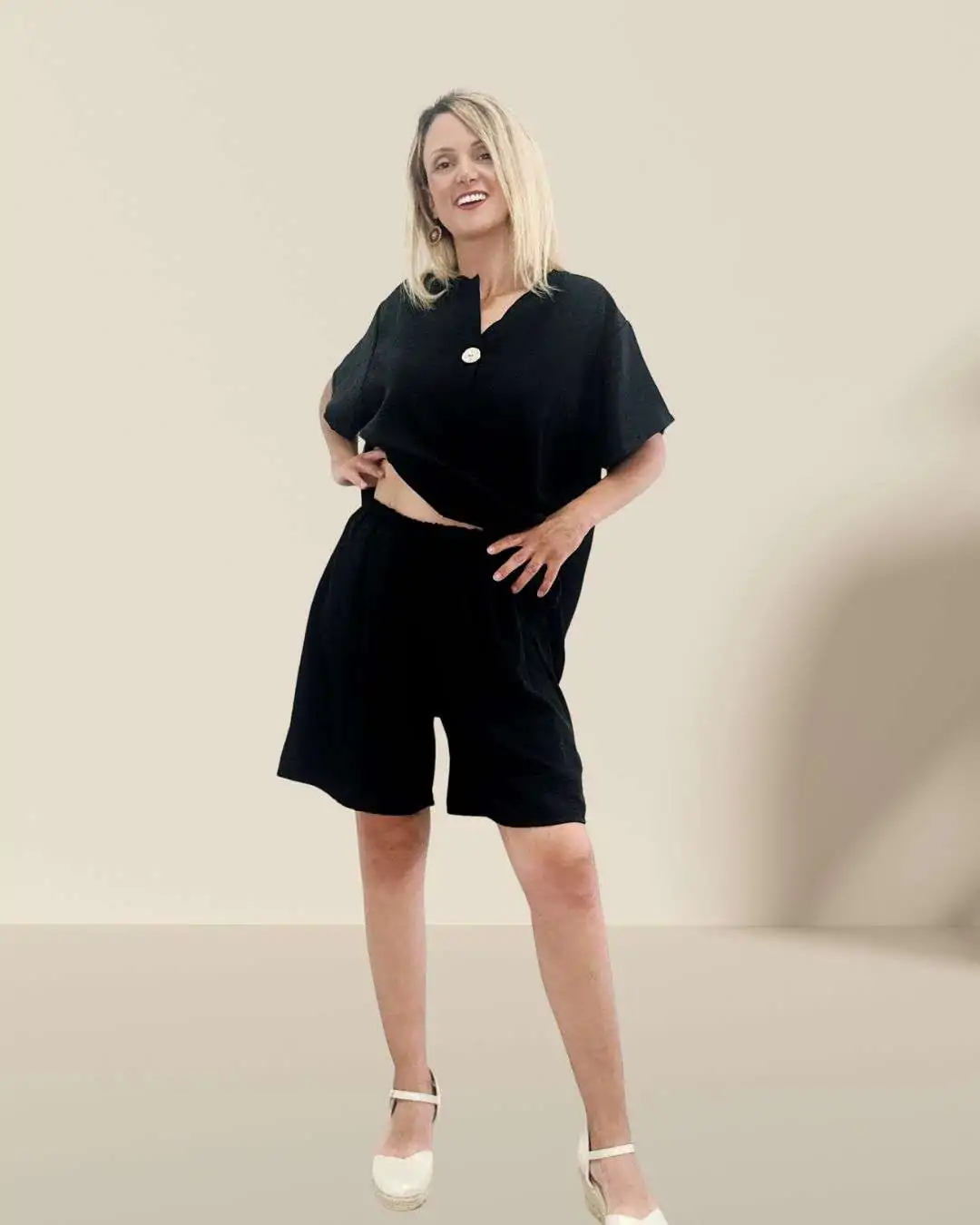 Σετ Βερμούδα & Μπλούζα μονόχρωμο Μαύρο – One Size Σετ 2 τεμαχίων: βερμούδα πάνω από το γόνατο & μπλούζα Βερμούδα: με λάστιχο στη μέση