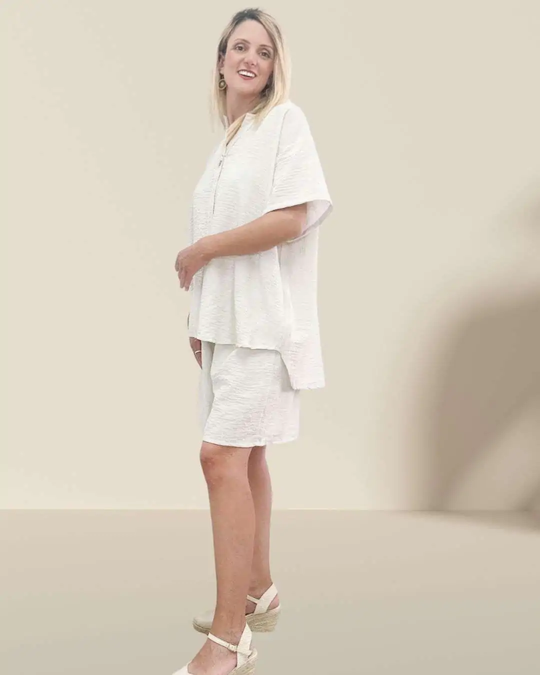 Σετ Βερμούδα & Μπλούζα μονόχρωμο Άμμου – One Size Σετ 2 τεμαχίων: βερμούδα πάνω από το γόνατο & μπλούζα Βερμούδα: με λάστιχο στη μέση Μήκος βερμούδας: 50 εκ. (λίγο πάνω από το γόνατο) Καλύπτει μέση: 70–120  εκ. και περιφέρεια: έως 120-130 εκ. Μπλούζα: με διακοσμητικό κουμπάκι Καλύπτει στήθος: έως 120 εκ. και Μήκος μπλούζας: 75 εκ. πίσω