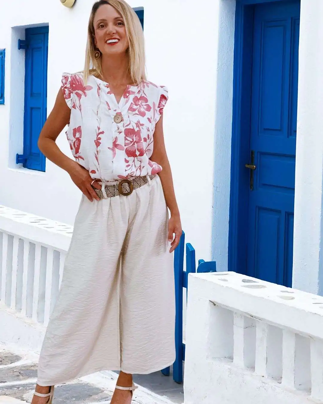 Σετ Παντελόνα ζωνάκι και τοπ φραμπαλά Μπεζ/Ροζ – One Size Σετ 2 τεμαχίων: Παντελόνα αστραγάλου , ζωνάκι και τοπ με τύπωμα Παντελόνα: Μονόχρωμη σε Μπεζ χρώμα με λάστιχο στη μέση Καλύπτει μέση: 70–110  εκ. και περιφέρεια: έως 125-130 εκ. Μήκος 85εκ Μπλούζα: με διακοσμητικό κουμπάκι και φραμπαλά στο μανικάκι