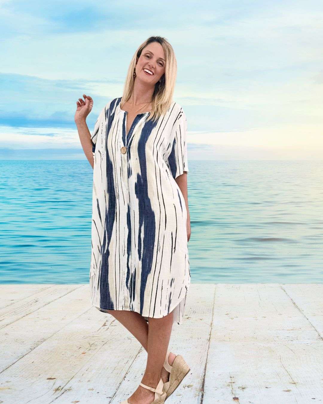 Πουκαμίσα Φόρεμα τύπωμα Μπλε Ριχτή εφαρμογή που αναδεικνύει κάθε σιλουέτα Κοντό μανίκι και διακοσμητικό ξύλινο κουμπί Ανάλαφρο viscose ύφασμα, ιδανικό για τις ζεστές μέρες