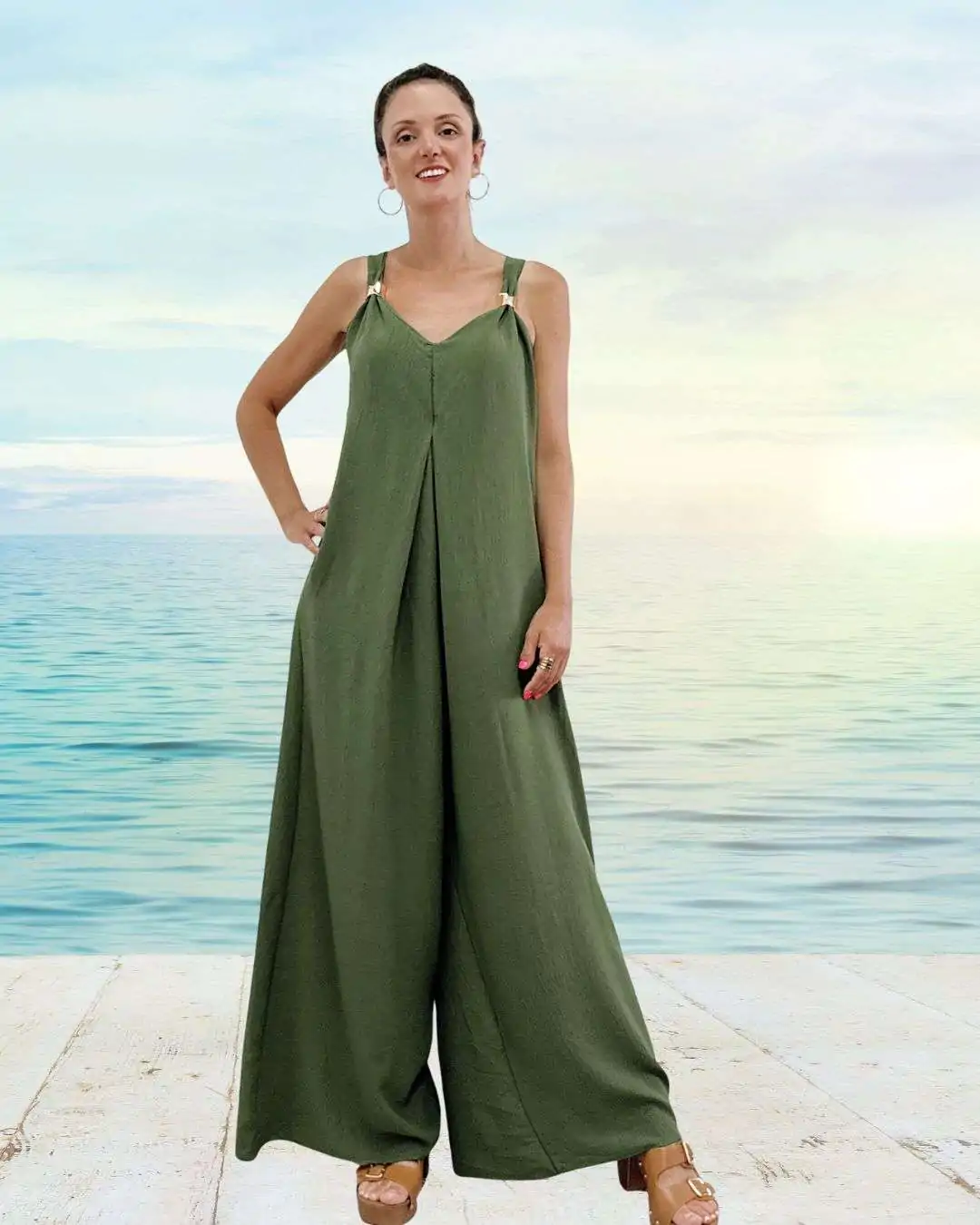 Ολόσωμη φόρμα με χρυσές λεπτομέρειες Λαδί Τιράντες με κομψούς χρυσούς κρίκους που προσθέτουν λάμψη Αέρινη εφαρμογή που αγκαλιάζει με στιλ χωρίς να κολλάει στο σώμα