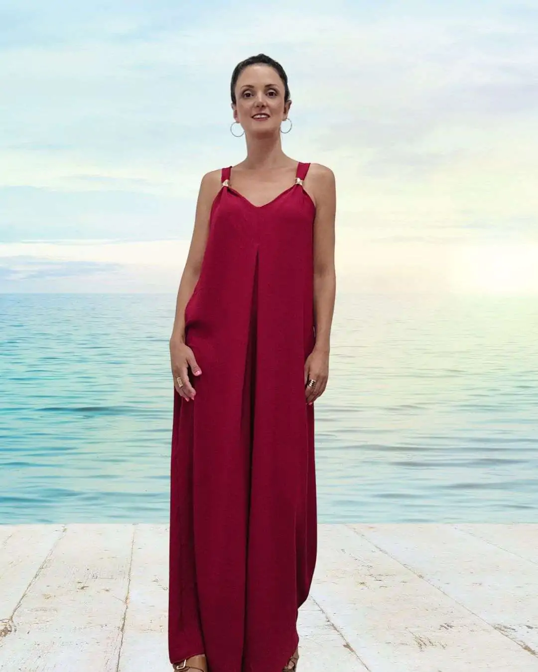 Ολόσωμη φόρμα με χρυσές λεπτομέρειες Μπορντό Τιράντες με κομψούς χρυσούς κρίκους που προσθέτουν λάμψη Αέρινη εφαρμογή που αγκαλιάζει με στιλ χωρίς να κολλάει στο σώμα