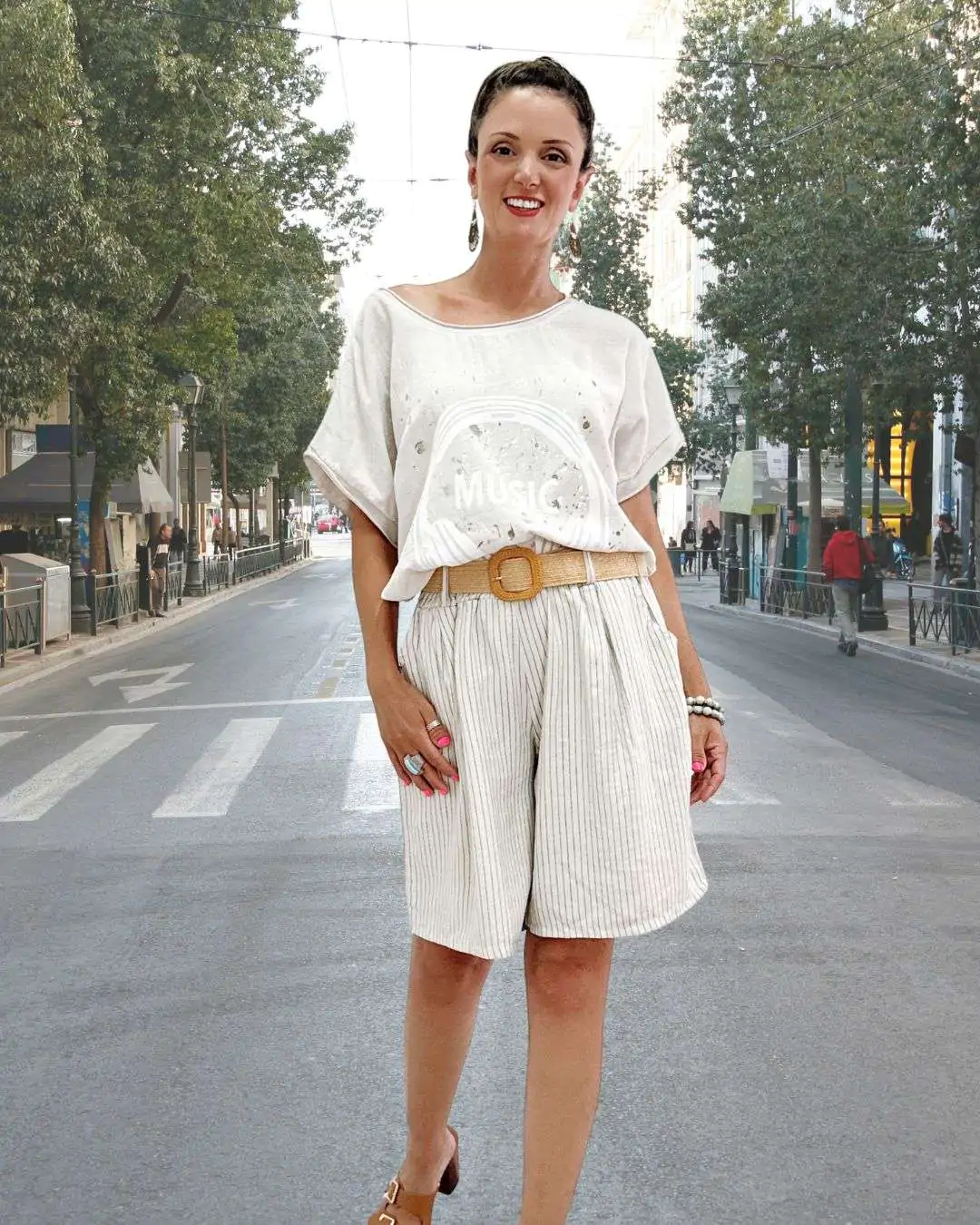 Σετ με Βερμούδα & T-shirt με Τύπωμα Μπεζ Το παντελόνι με λάστιχο στη μέση, τσέπες εμπρός και ζωνάκι ελαστικό Καλύπτει μέση 110 εκ περιφέρεια 130-140εκ και μήκος 52εκ Η μπλούζα με τύπωμα music Καλύπτει στήθος 125εκ και έχει μήκος 65εκ 50% cotton 25%viscose 25%lino Άνετη γραμμή που προσφέρει ευκολία στην κίνηση.