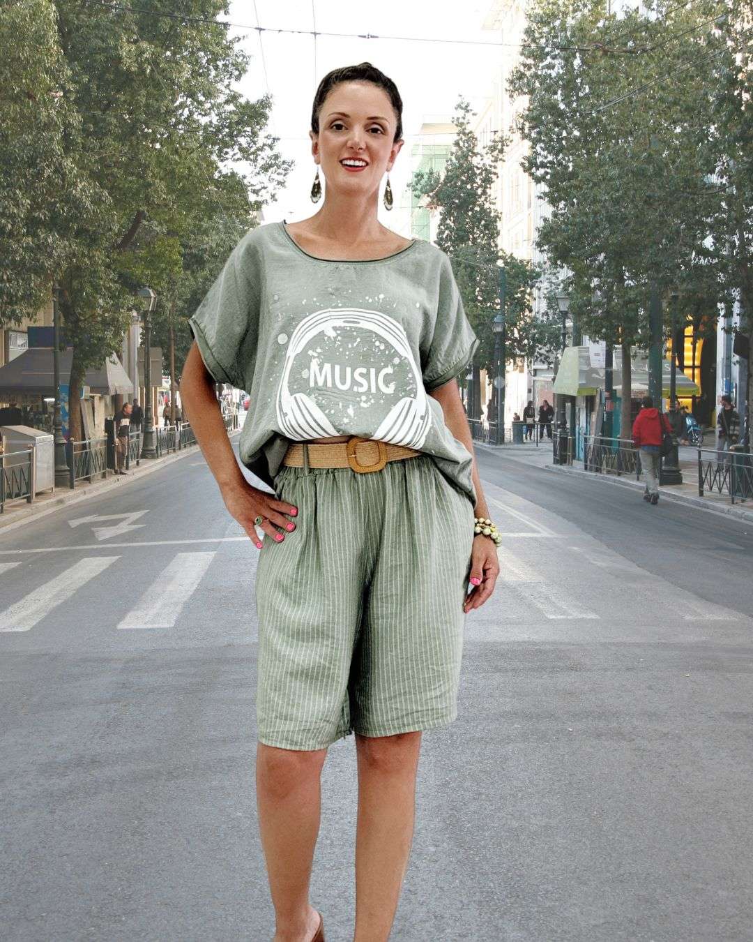 Σετ με Βερμούδα & T-shirt με Τύπωμα Λαδί Το παντελόνι με λάστιχο στη μέση, τσέπες εμπρός και ζωνάκι ελαστικό Καλύπτει μέση 110 εκ περιφέρεια 130-140εκ και μήκος 52εκ Η μπλούζα με τύπωμα music