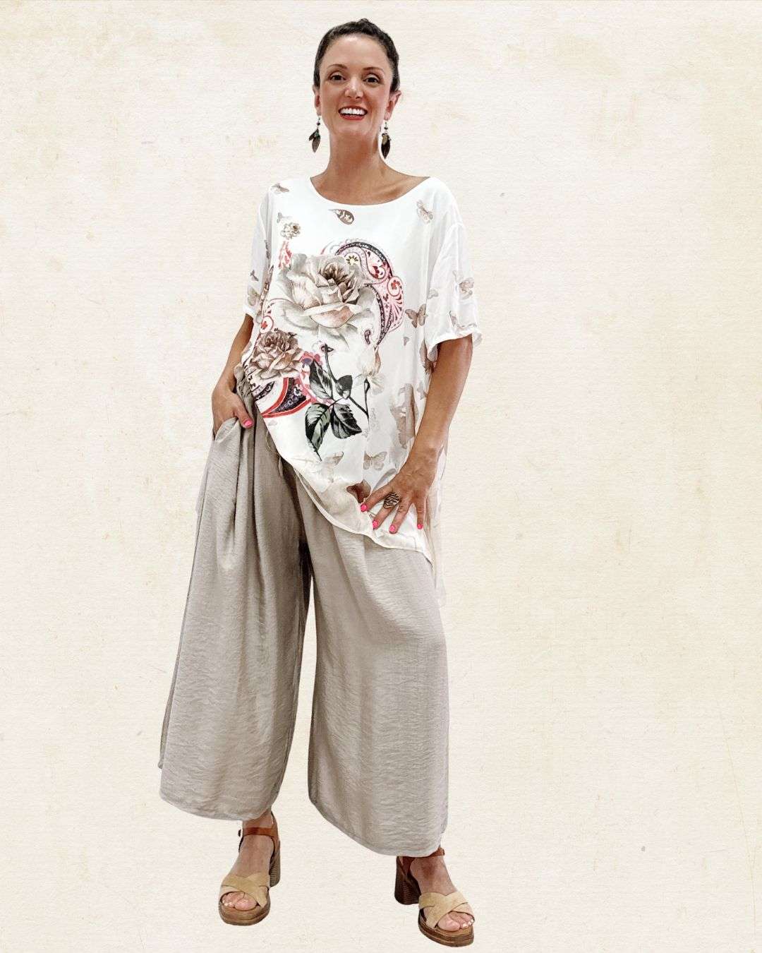 Σετ Παντελόνα & Top με Λουλούδια Μπεζ Παντελόνα σε μήκος αστραγάλου με λάστιχο στη μέση για άνετη εφαρμογή και πλαϊνές τσέπες για πρακτικότητα. Καλύπτει μέση 110-120 εκ και περιφέρεια 140-145εκ 100% viscose Top διπλής στρώσης: από μέσα βισκόζη για να μην διαφανίζει, από έξω ελαφρύ ύφασμα με floral τύπωμα. Καλύπτει στήθος 125-130εκ και έχει μήκος 75εκ