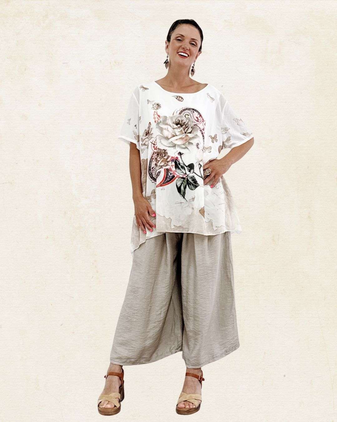 Σετ Παντελόνα & Top με Λουλούδια Μπεζ Παντελόνα σε μήκος αστραγάλου με λάστιχο στη μέση για άνετη εφαρμογή και πλαϊνές τσέπες για πρακτικότητα. Καλύπτει μέση 110-120 εκ και περιφέρεια 140-145εκ 100% viscose Top διπλής στρώσης: από μέσα βισκόζη για να μην διαφανίζει, από έξω ελαφρύ ύφασμα με floral τύπωμα. Καλύπτει στήθος 125-130εκ και έχει μήκος 75εκ