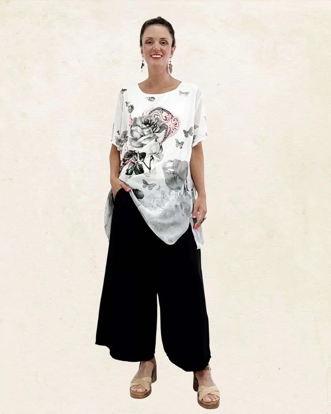 Σετ Παντελόνα & Top με Λουλούδια Μαύρο Παντελόνα σε μήκος αστραγάλου με λάστιχο στη μέση για άνετη εφαρμογή και πλαϊνές τσέπες για πρακτικότητα. Καλύπτει μέση 110-120 εκ και περιφέρεια 140-145εκ 100% viscose Top διπλής στρώσης: από μέσα βισκόζη για να μην διαφανίζει, από έξω ελαφρύ ύφασμα με floral τύπωμα.