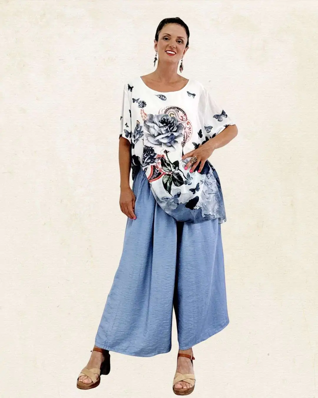 Σετ Παντελόνα & Top με Λουλούδια Μπλε Παντελόνα σε μήκος αστραγάλου με λάστιχο στη μέση για άνετη εφαρμογή και πλαϊνές τσέπες για πρακτικότητα. Καλύπτει μέση 110-120 εκ και περιφέρεια 140-145εκ 100% viscose Top διπλής στρώσης: από μέσα βισκόζη για να μην διαφανίζει, από έξω ελαφρύ ύφασμα με floral τύπωμα. Καλύπτει στήθος 125-130εκ και έχει μήκος 75εκ Ρομαντικό και θηλυκό, ιδανικό για casual εμφανίσεις ή καλοκαιρινές εξόδους.