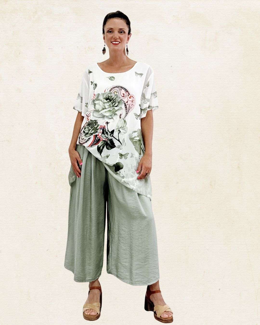 Σετ Παντελόνα & Top με Λουλούδια Μέντα Παντελόνα σε μήκος αστραγάλου με λάστιχο στη μέση για άνετη εφαρμογή και πλαϊνές τσέπες για πρακτικότητα. Καλύπτει μέση 110-120 εκ και περιφέρεια 140-145εκ 100% viscose Top διπλής στρώσης: από μέσα βισκόζη για να μην διαφανίζει, από έξω ελαφρύ ύφασμα με floral τύπωμα.