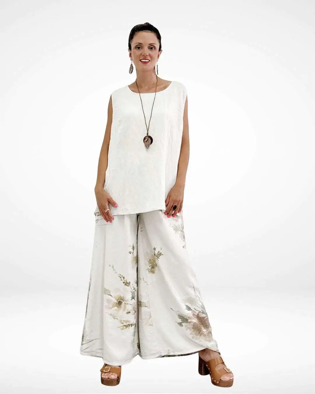 Σετ με Αμάνικο Top & Παντελόνα Μπεζ Ανάλαφρη παντελόνα με λάστιχο στη μέση για άνετη εφαρμογή και ευκολία στην κίνηση. Καλύπτει μέση 110 εκ και περιφέρεια 120εκ 100% viscose Floral τύπωμα με διάσπαρτα λουλούδια που προσθέτουν θηλυκή και ρομαντική πινελιά. Αμάνικο top με διακριτικά πλαϊνά ανοίγματα και ξύλινα κουμπάκια.