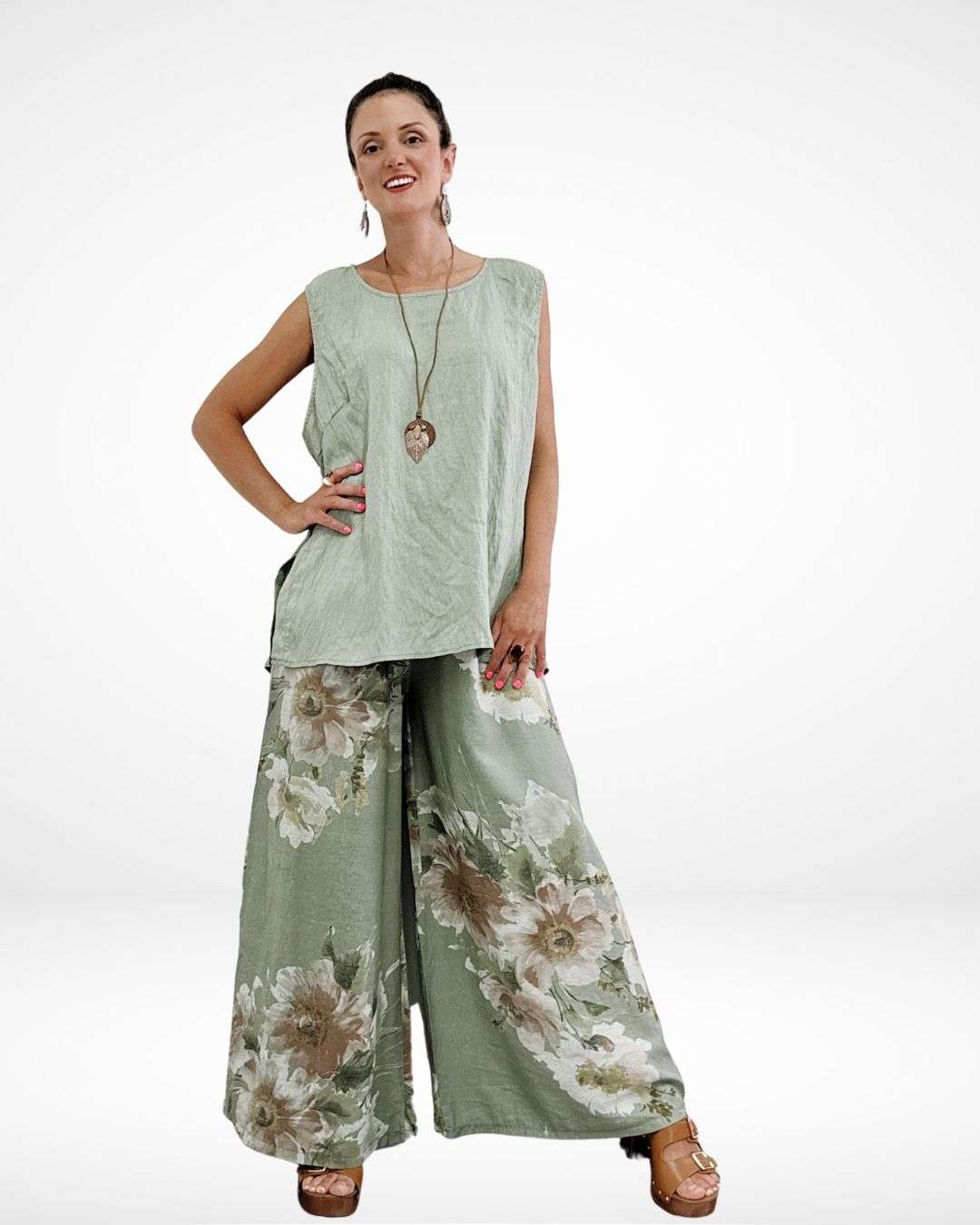 Σετ με Αμάνικο Top & Παντελόνα Μέντας Ανάλαφρη παντελόνα με λάστιχο στη μέση για άνετη εφαρμογή και ευκολία στην κίνηση. Καλύπτει μέση 110 εκ και περιφέρεια 120εκ 100% viscose Floral τύπωμα με διάσπαρτα λουλούδια που προσθέτουν θηλυκή και ρομαντική πινελιά. Αμάνικο top με διακριτικά πλαϊνά ανοίγματα και ξύλινα κουμπάκια.