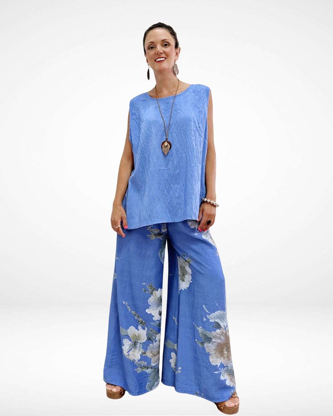 Σετ με Αμάνικο Top & Παντελόνα Μπλε Ανάλαφρη παντελόνα με λάστιχο στη μέση για άνετη εφαρμογή και ευκολία στην κίνηση. Καλύπτει μέση 110 εκ και περιφέρεια 120εκ 100% viscose Floral τύπωμα με διάσπαρτα λουλούδια που προσθέτουν θηλυκή και ρομαντική πινελιά. Αμάνικο top με διακριτικά πλαϊνά ανοίγματα και ξύλινα κουμπάκια. Καλύπτει στήθος 120εκ και έχει μήκος 65/75εκ πίσω λίγο πιό μακρύ Στρωτή και χαλαρή γραμμή που κολακεύει κάθε σιλουέτα.