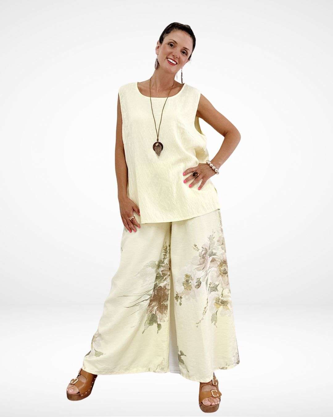 Σετ με Αμάνικο Top & Παντελόνα Κίτρινο Ανάλαφρη παντελόνα με λάστιχο στη μέση για άνετη εφαρμογή και ευκολία στην κίνηση. Καλύπτει μέση 110 εκ και περιφέρεια 120εκ 100% viscose Floral τύπωμα με διάσπαρτα λουλούδια που προσθέτουν θηλυκή και ρομαντική πινελιά. Αμάνικο top με διακριτικά πλαϊνά ανοίγματα και ξύλινα κουμπάκια. Καλύπτει στήθος 120εκ και έχει μήκος 65/75εκ πίσω λίγο πιό μακρύ Στρωτή και χαλαρή γραμμή που κολακεύει κάθε σιλουέτα.