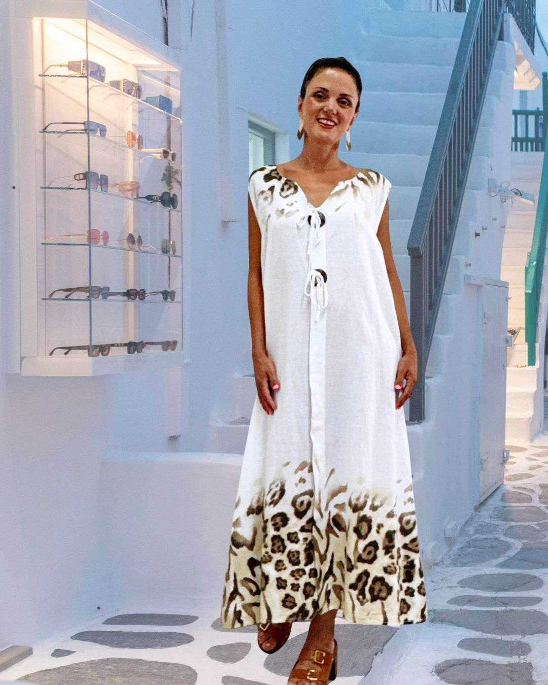 Λευκό Φόρεμα με Animal Print & Ξύλινα Κουμπιά Ίσια γραμμή που κολακεύει κάθε σιλουέτα. Λευκή βάση με διακριτικό animal print στους ώμους και στο τελείωμα για μια ιδιαίτερη πινελιά. Ξύλινα κουμπάκια μπροστά που προσθέτουν boho χαρακτήρα. Ύφασμα: 50% λινό – 50% βισκόζη, δροσερό και φυσικό, ιδανικό για καλοκαιρινές εμφανίσεις. Άνετη εφαρμογή: Καλύπτει έως 120 εκ. στήθος & μέση. Styling tip: Φόρεσέ το με σανδάλια και boho σκουλαρίκια για city ή νησιώτικο look.
