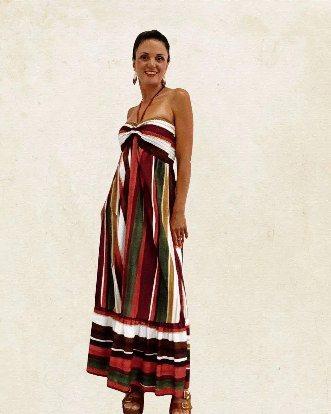 Multicolor Στράπλες Φόρεμα με Φραμπαλά WineRed Στράπλες σχέδιο με λάστιχο-σφηκοφωλιά στο μπούστο για σταθερή και κομψή εφαρμογή. Τιράντα προαιρετική, που δένει στον λαιμό για extra στήριξη ή εναλλαγή στυλ. Μακρύ μήκος με φραμπαλά στο τελείωμα – δίνει ρομαντική, αέρινη κίνηση. Multicolor print με φωτεινά καλοκαιρινά χρώματα που ξεχωρίζουν.