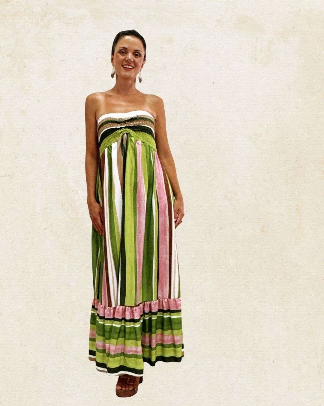 Multicolor Στράπλες Φόρεμα με Φραμπαλά Ροζ Στράπλες σχέδιο με λάστιχο-σφηκοφωλιά στο μπούστο για σταθερή και κομψή εφαρμογή. Τιράντα προαιρετική, που δένει στον λαιμό για extra στήριξη ή εναλλαγή στυλ. Μακρύ μήκος με φραμπαλά στο τελείωμα – δίνει ρομαντική, αέρινη κίνηση. Multicolor print με φωτεινά καλοκαιρινά χρώματα που ξεχωρίζουν.