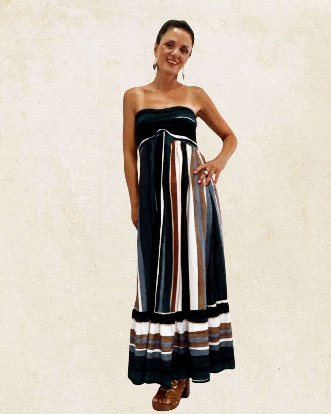 Multicolor Στράπλες Φόρεμα με Φραμπαλά Μπλε Στράπλες σχέδιο με λάστιχο-σφηκοφωλιά στο μπούστο για σταθερή και κομψή εφαρμογή. Τιράντα προαιρετική, που δένει στον λαιμό για extra στήριξη ή εναλλαγή στυλ. Μακρύ μήκος με φραμπαλά στο τελείωμα – δίνει ρομαντική, αέρινη κίνηση. Multicolor print με φωτεινά καλοκαιρινά χρώματα που ξεχωρίζουν. Εφαρμογή: Αγκαλιάζει όμορφα το πάνω μέρος και ανοίγει χαλαρά προς τα κάτω. Ύφος: Από το πρωί μέχρι τη βραδινή βόλτα στο νησί, με ένα μόνο φόρεμα.