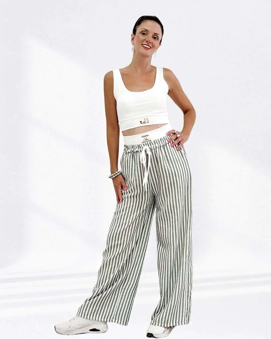 Σετ με Μπουστάκι & Ριγέ Παντελόνα Λαδί Μπουστάκι με ενίσχυση (cups) για σταθερό κράτημα και άνεση, καλύπτει στήθος 90εκ Φαρδιά παντελόνα καλύπτει μέση 100 εκ. και περιφέρεια έως 110 εκ. – για ελευθερία κινήσεων και stylish look. Ριγέ ύφασμα και στο παντελόνι έχει λευκή λεπτομέρεια για extra twist. Λάστιχο στη μέση και πλαϊνές τσέπες για πρακτικότητα και cool χαρακτήρα.