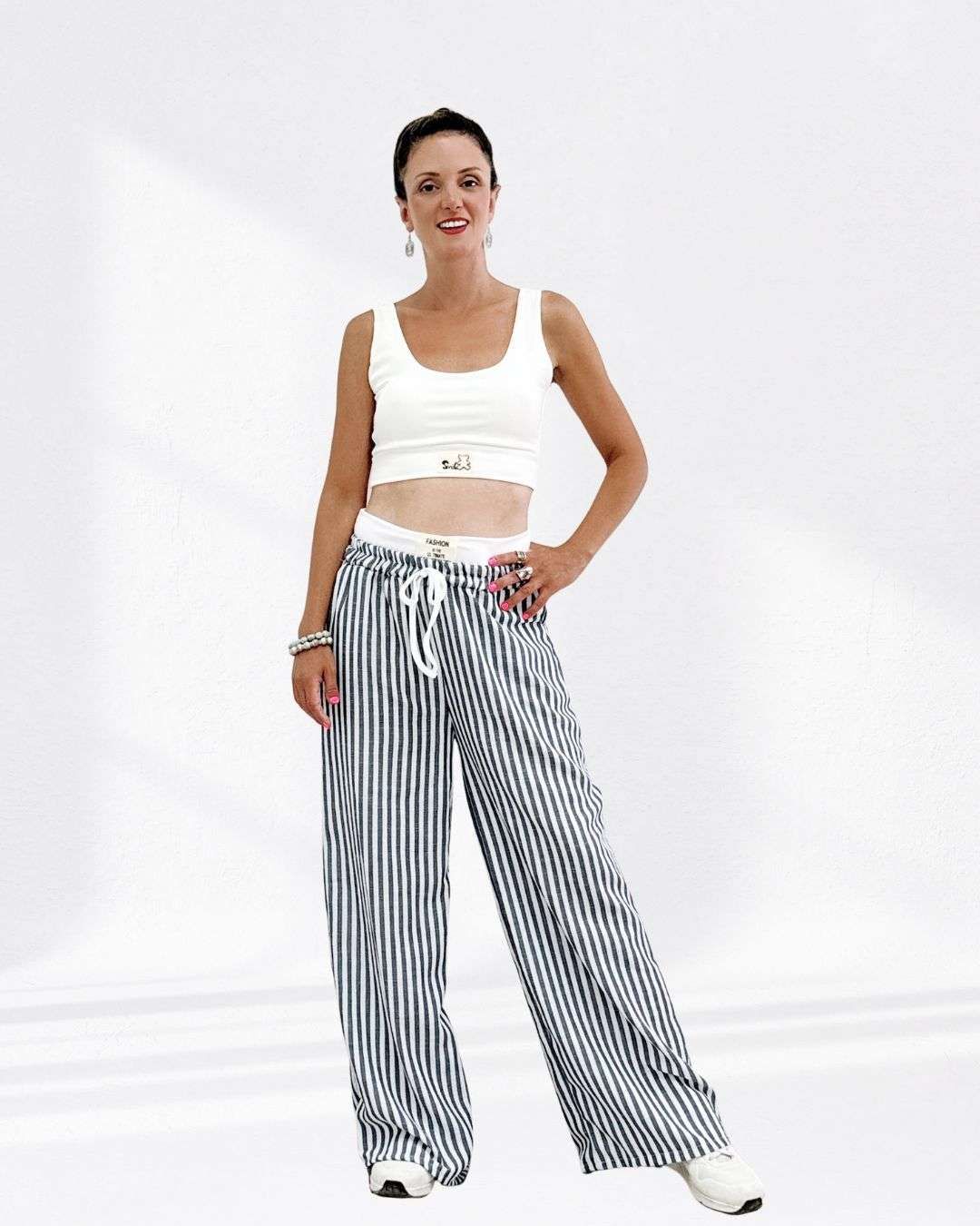 Σετ με Μπουστάκι & Ριγέ Παντελόνα Μπεζ Μπουστάκι με ενίσχυση (cups) για σταθερό κράτημα και άνεση, καλύπτει στήθος 90εκ Φαρδιά παντελόνα καλύπτει μέση 100 εκ. και περιφέρεια έως 110 εκ. – για ελευθερία κινήσεων και stylish look. Ριγέ ύφασμα και στο παντελόνι έχει λευκή λεπτομέρεια για extra twist. Λάστιχο στη μέση και πλαϊνές τσέπες για πρακτικότητα και cool χαρακτήρα.