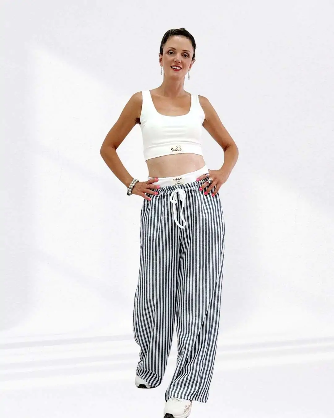 Σετ με Μπουστάκι & Ριγέ Παντελόνα Μπεζ Μπουστάκι με ενίσχυση (cups) για σταθερό κράτημα και άνεση, καλύπτει στήθος 90εκ Φαρδιά παντελόνα καλύπτει μέση 100 εκ. και περιφέρεια έως 110 εκ. – για ελευθερία κινήσεων και stylish look. Ριγέ ύφασμα και στο παντελόνι έχει λευκή λεπτομέρεια για extra twist. Λάστιχο στη μέση και πλαϊνές τσέπες για πρακτικότητα και cool χαρακτήρα.