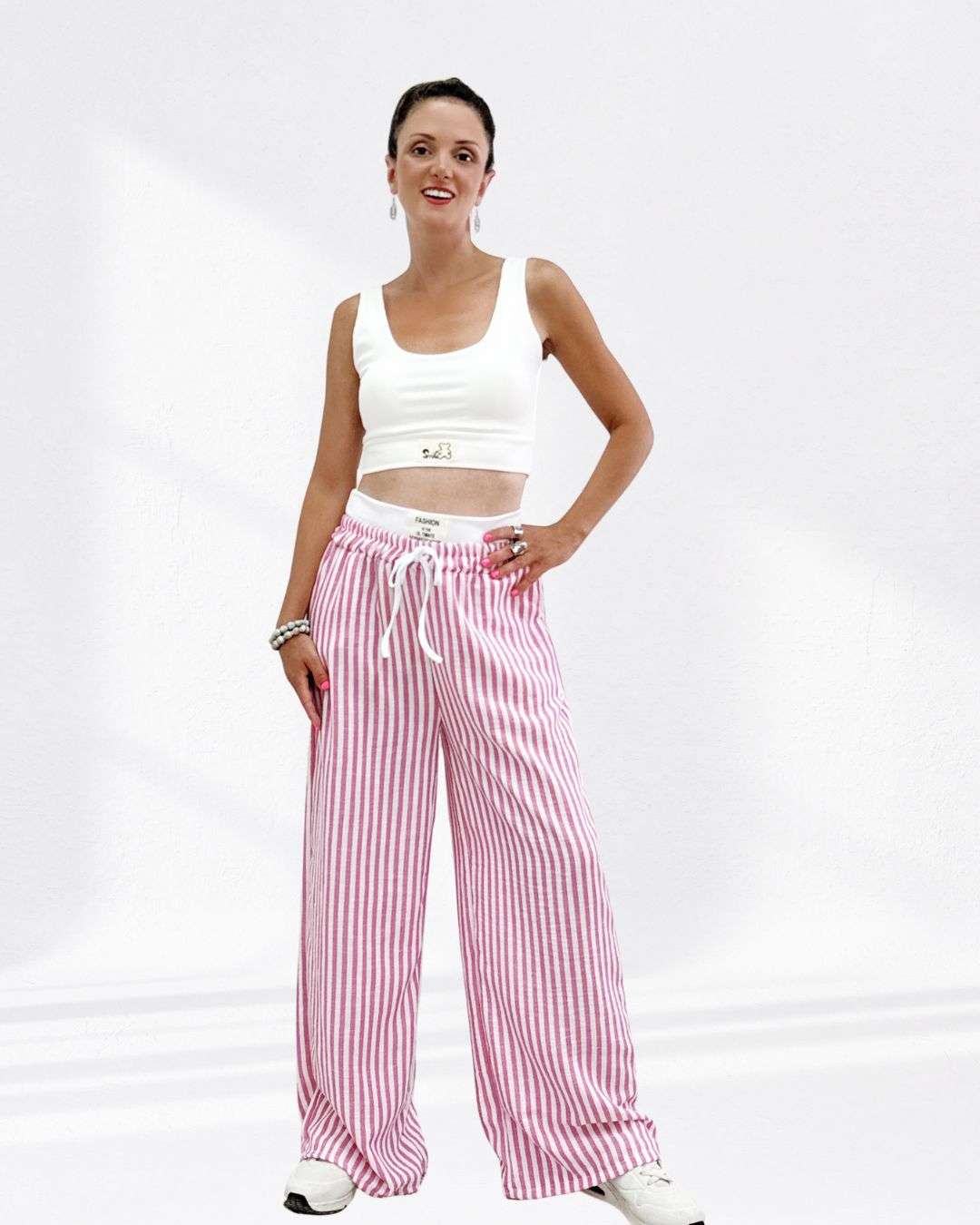 Σετ με Μπουστάκι & Ριγέ Παντελόνα Ροζ Μπουστάκι με ενίσχυση (cups) για σταθερό κράτημα και άνεση, καλύπτει στήθος 90εκ Φαρδιά παντελόνα καλύπτει μέση 100 εκ. και περιφέρεια έως 110 εκ. – για ελευθερία κινήσεων και stylish look. Ριγέ ύφασμα και στο παντελόνι έχει λευκή λεπτομέρεια για extra twist. Λάστιχο στη μέση και πλαϊνές τσέπες για πρακτικότητα και cool χαρακτήρα.