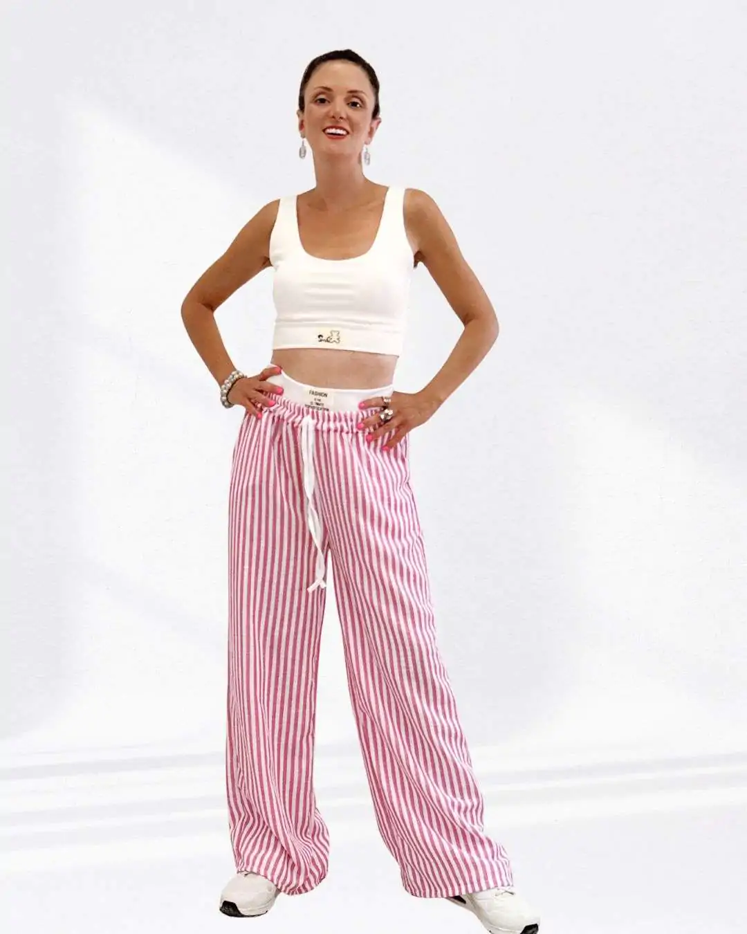 Σετ με Μπουστάκι & Ριγέ Παντελόνα Ροζ Μπουστάκι με ενίσχυση (cups) για σταθερό κράτημα και άνεση, καλύπτει στήθος 90εκ Φαρδιά παντελόνα καλύπτει μέση 100 εκ. και περιφέρεια έως 110 εκ. – για ελευθερία κινήσεων και stylish look. Ριγέ ύφασμα και στο παντελόνι έχει λευκή λεπτομέρεια για extra twist. Λάστιχο στη μέση και πλαϊνές τσέπες για πρακτικότητα και cool χαρακτήρα.