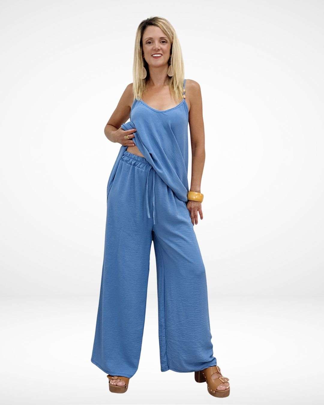 Σετ παντελόνα και τοπ με ξύλινες χάντρες Blue Raf Αέρινο σετ δύο τεμαχίων Το τοπ με λεπτές τιράντες που έχουν ξύλινες χάντρες Μακρύ τοπ σε άλφα γραμμή, με λάστιχο στην πλάτη για άνετη εφαρμογή Καλύπτει στήθος 110 εκ Η παντελόνα με λάστιχο στη μέση Καλύπτει μέση 70-120 εκ και περιφέρεια 120-125 εκ Χαλαρή γραμμή που αγκαλιάζει το σώμα χωρίς να κολλάει.