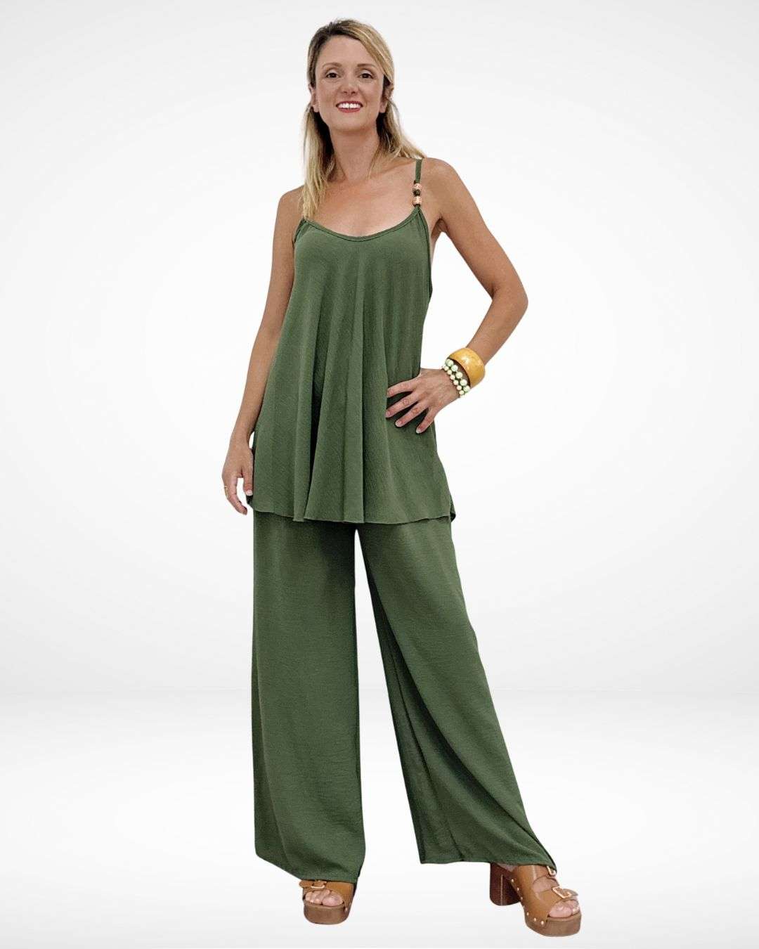 Σετ παντελόνα και τοπ με ξύλινες χάντρες Olive Αέρινο σετ δύο τεμαχίων Το τοπ με λεπτές τιράντες που έχουν ξύλινες χάντρες Μακρύ τοπ σε άλφα γραμμή, με λάστιχο στην πλάτη για άνετη εφαρμογή Καλύπτει στήθος 110 εκ Η παντελόνα με λάστιχο στη μέση