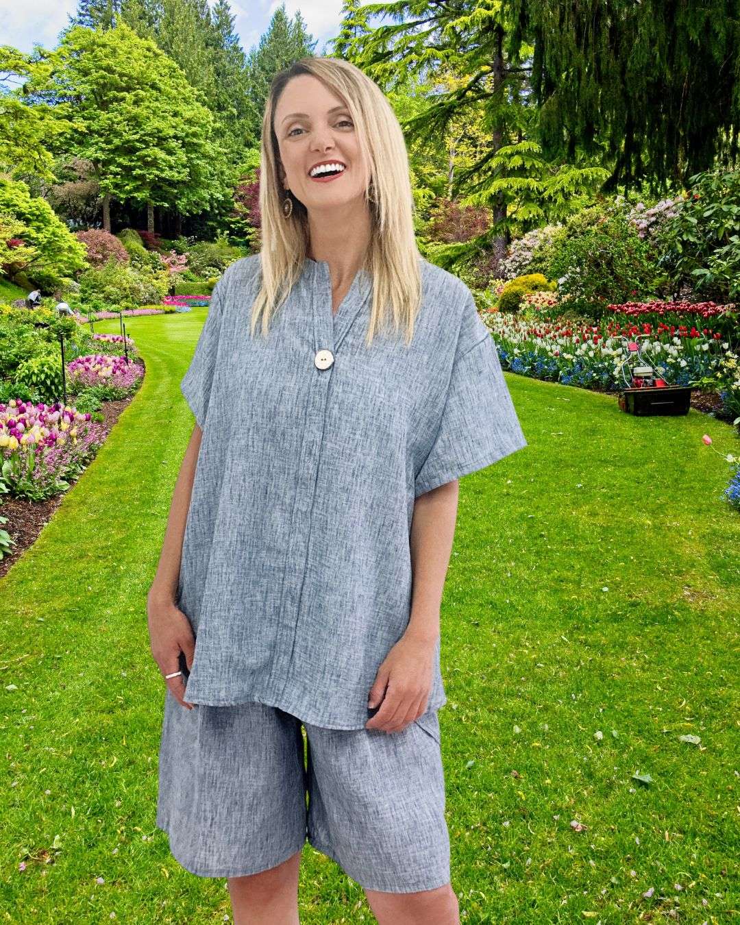 Σετ Βερμούδα & Μπλούζα μονόχρωμο Denim – One Size Σετ 2 τεμαχίων: βερμούδα πάνω από το γόνατο & μπλούζα Βερμούδα: με λάστιχο στη μέση Μήκος βερμούδας: 50 εκ. (λίγο πάνω από το γόνατο) Καλύπτει μέση: 70–120  εκ. και περιφέρεια: έως 120-130 εκ. Μπλούζα: με διακοσμητικό κουμπάκι