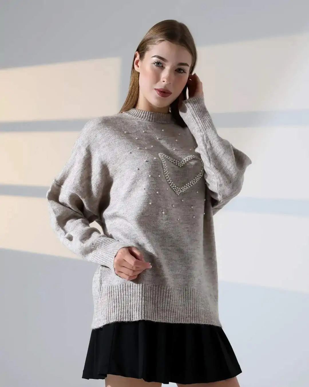 Απαλό γυναικείο πουλόβερ one size με πέρλες σε σχήμα καρδιάς Χρώμα Μπεζ Άμμου