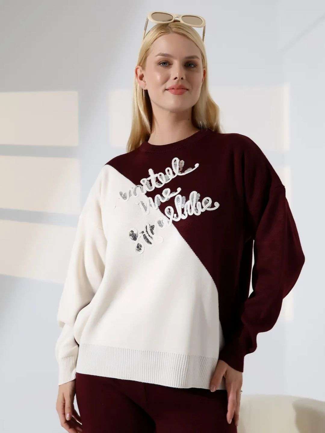 Μπορντό Γυναικείο Πλεκτό Σετ με κέντημα Μπλουζάκι με κέντημα και διακριτικές πούλιες Το παντελόνι με απαλό λάστιχο στη μέση