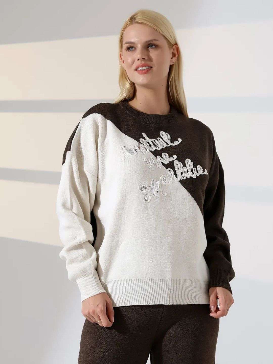 Σοκολά καφέ Γυναικείο Πλεκτό Σετ με κέντημα Μπλουζάκι με κέντημα και διακριτικές πούλιες Το παντελόνι με απαλό λάστιχο στη μέση