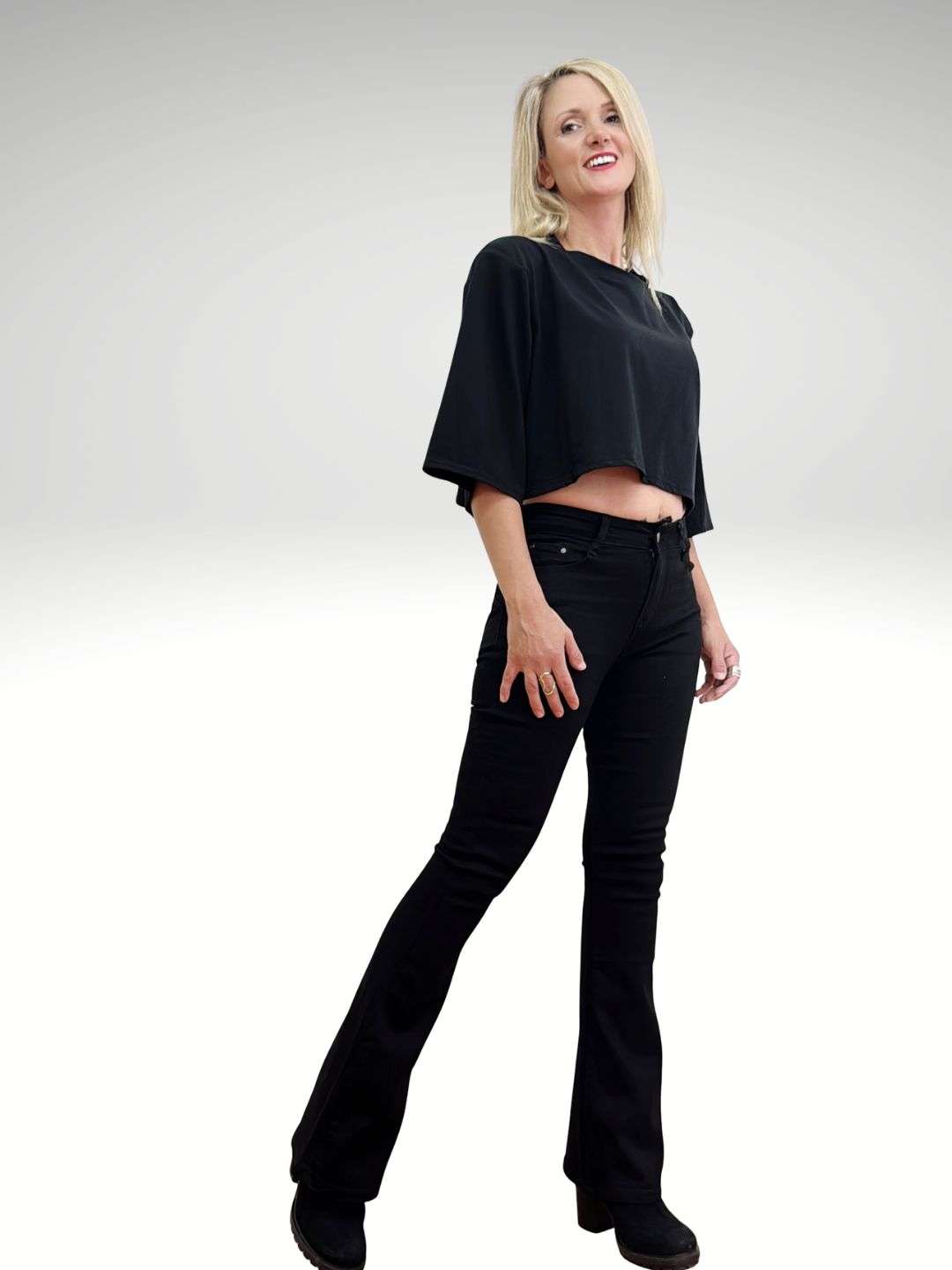 Push Up Τζιν παντελόνι bootcut Μαύρο Γυναικείο καμπάνα παντελόνι Push up εφαρμογή slim fit.