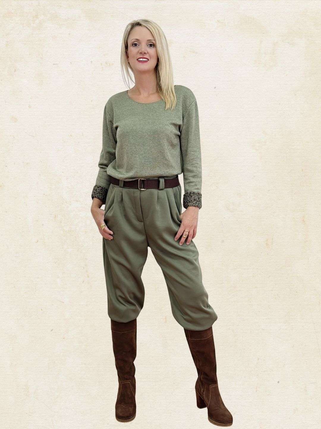 Γυναικείο Σετ με παντελόνι & πλεκτό μπλουζάκι στην ίδια απόχρωση ONE SIZE  άνετη γραμμή, καλύπτει για S έως 2XL Απαλό πλεκτό μπλουζάκι που σετάρεται αρμονικά με το παντελόνι Πλεκτό ύφασμα ελαστικό Παντελόνι με ζώνη, πλαϊνές τσέπες, λάστιχο στη μέση και κουμπάκι στο τελείωμα για να ρυθμίζεται το μπατζάκι.Σε χρώμα πράσινο λαδί