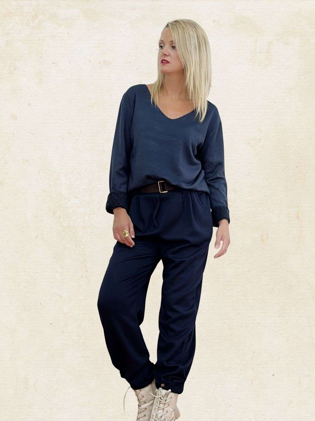 Γυναικείο Σετ με παντελόνι & πλεκτό μπλουζάκι στην ίδια απόχρωση ONE SIZE  άνετη γραμμή, καλύπτει για S έως 2XL Απαλό πλεκτό μπλουζάκι που σετάρεται αρμονικά με το παντελόνι Πλεκτό ύφασμα ελαστικό Παντελόνι με ζώνη, πλαϊνές τσέπες, λάστιχο στη μέση και κουμπάκι στο τελείωμα για να ρυθμίζεται το μπατζάκι.Σε χρώμα μπλε μαρέν