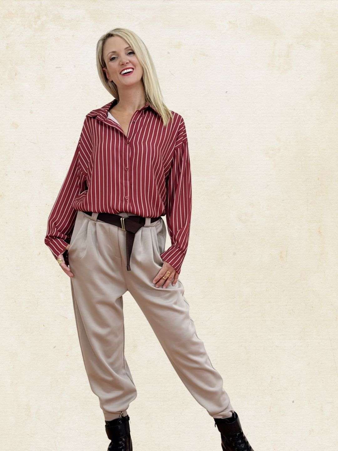 Γυναικείο Σετ με παντελόνι & πουκάμισο σε κομψή casual γραμμή ONE SIZE  άνετη γραμμή, καλύπτει για S έως 2XL Ριγέ πουκάμισο, σεταρισμένο με το παντελόνι για ολοκληρωμένο look Σταθερό ύφασμα τυπωμένο 100%polyester Παντελόνι με ζώνη, πλαϊνές τσέπες, λάστιχο στη μέση και κουμπάκι στο τελείωμα για να ρυθμίζεται το μπατζάκι.σε χρώμα μπορντό με μπεζ