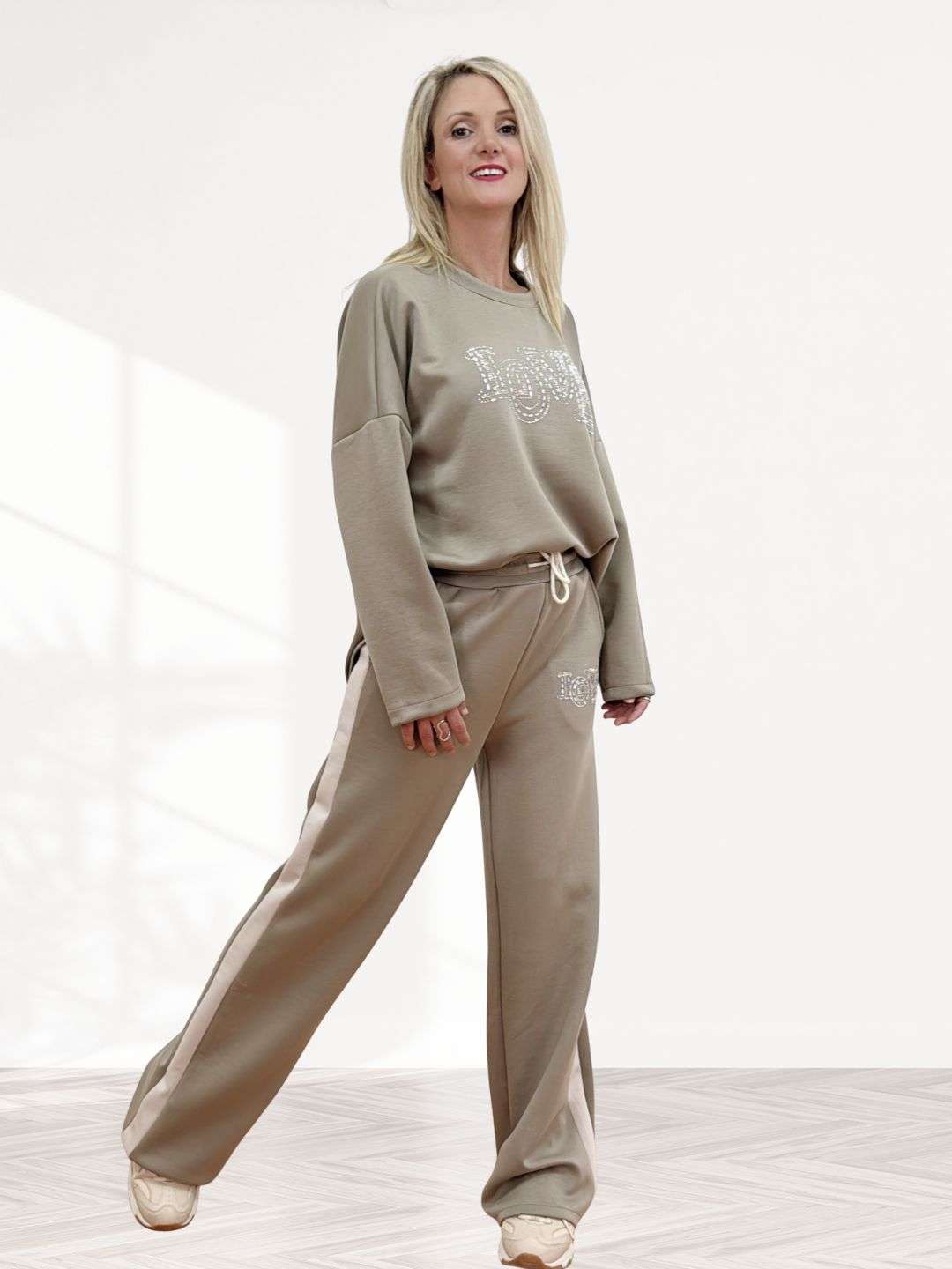 Παντελόνι και Μπλούζα Σετ με strass Love Μπεζ πουρου Γυναικείo Σετ με στρας  ONE SIZE Oversized γραμμή, ιδανικό για S έως 2XL Καλύπτει Μέση 70-110 εκ - Περιφέρεια ως 120 εκ/130  - Στήθος 135/140 και έχει μήκος 70 εκ Το παντελόνι έχει τσέπες , άνετη εφαρμογή με κορδόνι και λάστιχο στη μέση Επισης διχρωμίες στο πλάι με animal print