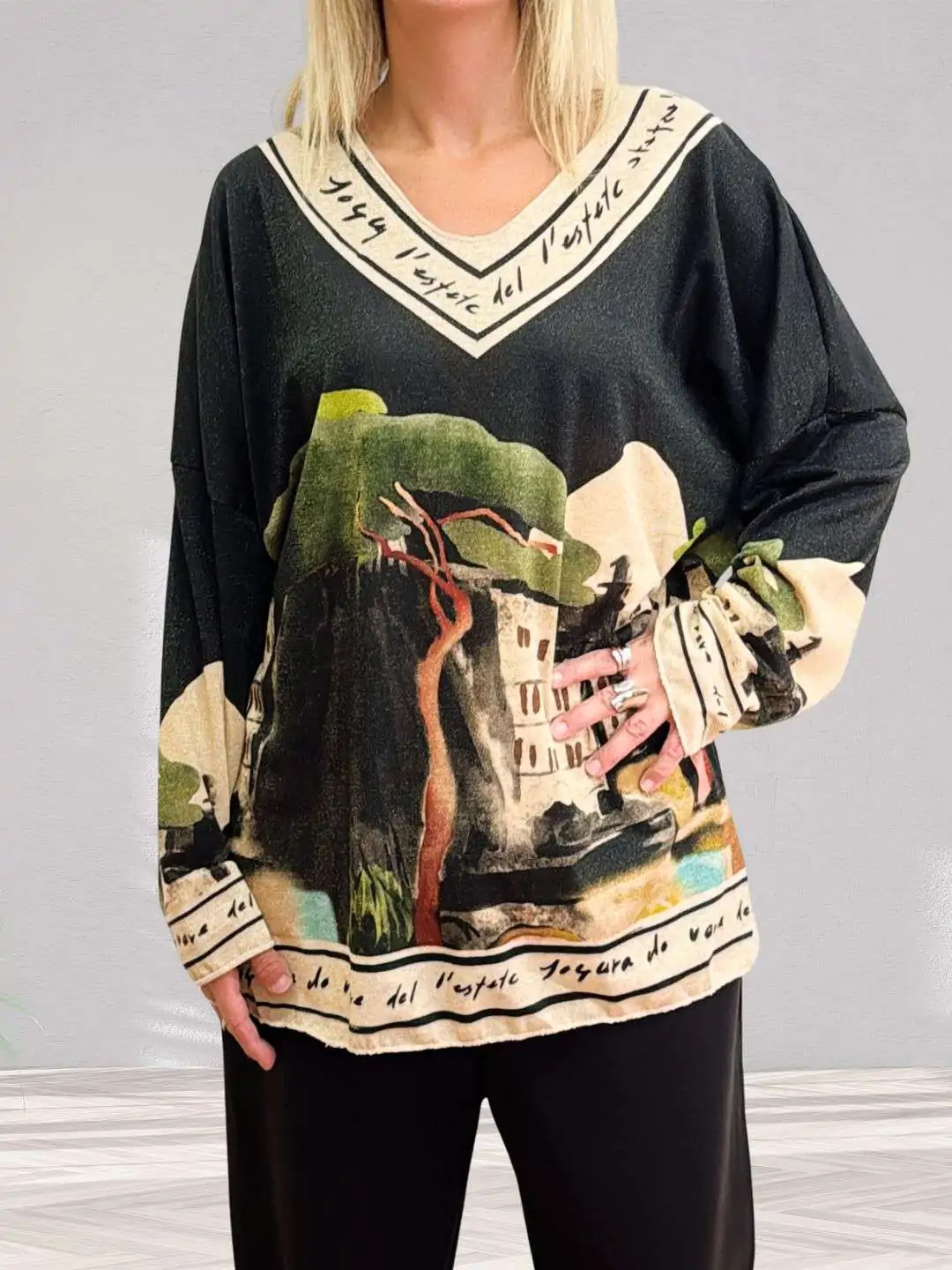 Γυναικείο σετ με παντελόνι και oversize lurex μπλούζα ONE SIZE Oversize γραμμή, ιδανικό για M έως 2XL Καλύπτει Μέση 75-130 εκ - Περιφέρεια ως 120 εκ/125  - Στήθος 135/140 και έχει μήκος 70 εκ Το παντελόνι σε χρώμα μαύρο έχει τσέπες , άνετη εφαρμογή με κορδόνι και λάστιχο στη μέση Η μπλούζα σε μαύρο χρώμα έχει μακρύ μανίκι και τύπωμα