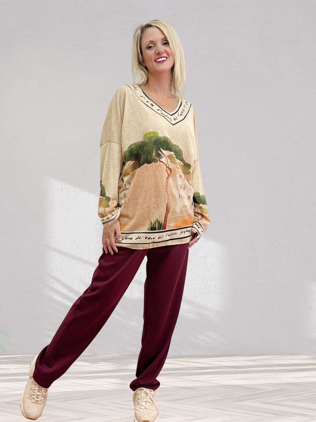 Γυναικείο σετ με παντελόνι και oversize lurex μπλούζα ONE SIZE Oversize γραμμή, ιδανικό για M έως 2XL Καλύπτει Μέση 75-130 εκ - Περιφέρεια ως 120 εκ/125  - Στήθος 135/140 και έχει μήκος 70 εκ Το παντελόνι σε χρώμα μπορντό έχει τσέπες , άνετη εφαρμογή με κορδόνι και λάστιχο στη μέση Η μπλούζα σε μπεζ χρώμα έχει μακρύ μανίκι και τύπωμα