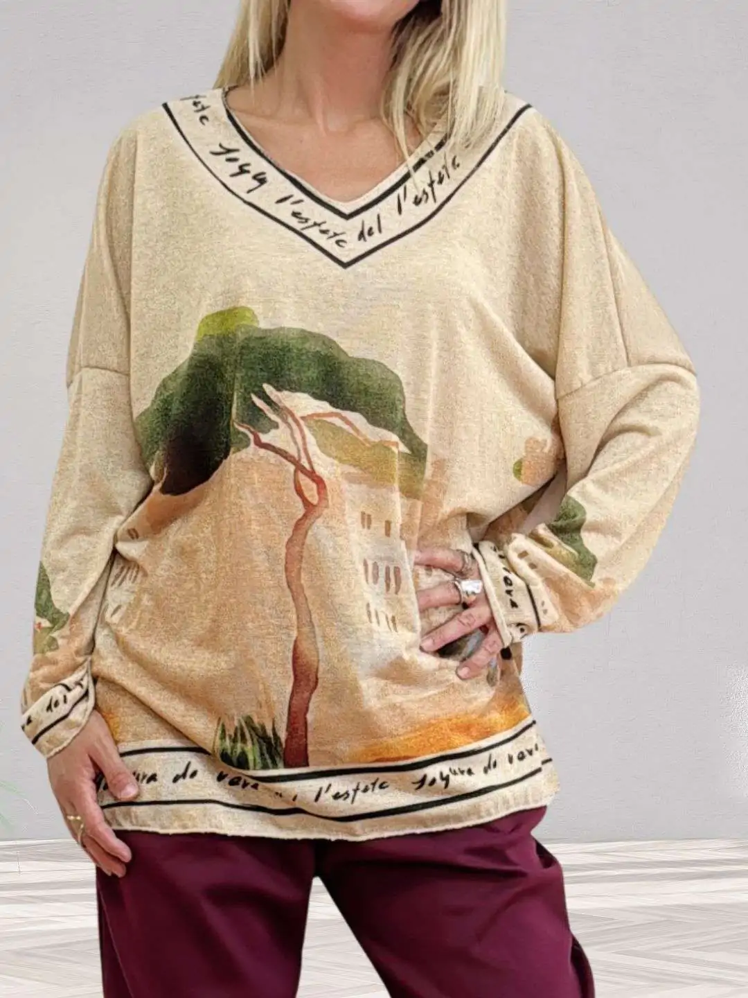 Γυναικείο σετ με παντελόνι και oversize lurex μπλούζα ONE SIZE Oversize γραμμή, ιδανικό για M έως 2XL Καλύπτει Μέση 75-130 εκ - Περιφέρεια ως 120 εκ/125  - Στήθος 135/140 και έχει μήκος 70 εκ Το παντελόνι σε χρώμα μπορντό έχει τσέπες , άνετη εφαρμογή με κορδόνι και λάστιχο στη μέση Η μπλούζα σε μπεζ χρώμα έχει μακρύ μανίκι και τύπωμα