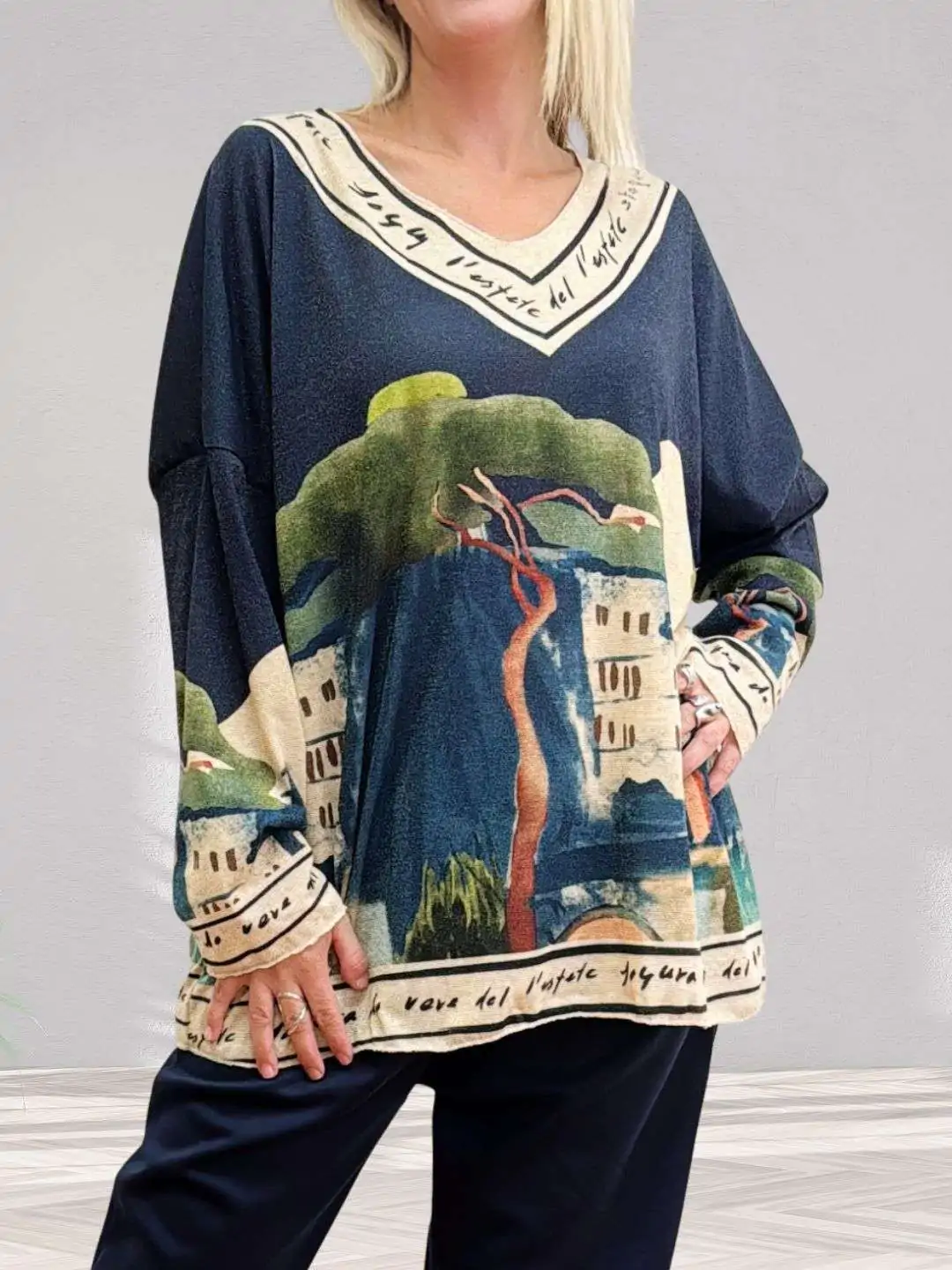 Γυναικείο σετ με παντελόνι και oversize lurex μπλούζα ONE SIZE Oversize γραμμή, ιδανικό για M έως 2XL Καλύπτει Μέση 75-130 εκ - Περιφέρεια ως 120 εκ/125  - Στήθος 135/140 και έχει μήκος 70 εκ Το παντελόνι σε χρώμα σκούρο μπλε έχει τσέπες , άνετη εφαρμογή με κορδόνι και λάστιχο στη μέση Η μπλούζα σε μαρέν χρώμα έχει μακρύ μανίκι και τύπωμα