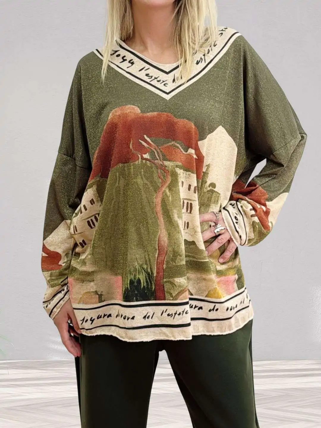 Γυναικείο σετ με παντελόνι και oversize lurex μπλούζα ONE SIZE Oversize γραμμή, ιδανικό για M έως 2XL Καλύπτει Μέση 75-130 εκ - Περιφέρεια ως 120 εκ/125  - Στήθος 135/140 και έχει μήκος 70 εκ Το παντελόνι σε χρώμα σκούρο λαδί έχει τσέπες , άνετη εφαρμογή με κορδόνι και λάστιχο στη μέση Η μπλούζα σε λαδί πράσινο χρώμα έχει μακρύ μανίκι και τύπωμα