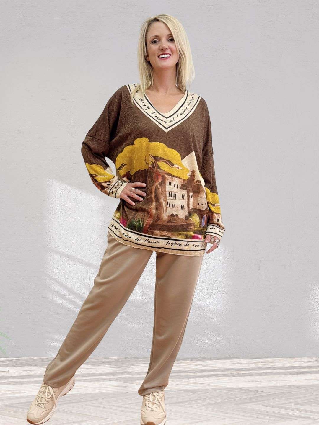 Γυναικείο σετ με παντελόνι και oversize lurex μπλούζα ONE SIZE Oversize γραμμή, ιδανικό για M έως 2XL Καλύπτει Μέση 75-130 εκ - Περιφέρεια ως 120 εκ/125  - Στήθος 135/140 και έχει μήκος 70 εκ Το παντελόνι σε χρώμα σκούρο μπεζ έχει τσέπες , άνετη εφαρμογή με κορδόνι και λάστιχο στη μέση Η μπλούζα σε σοκολά πράσινο χρώμα έχει μακρύ μανίκι και τύπωμα