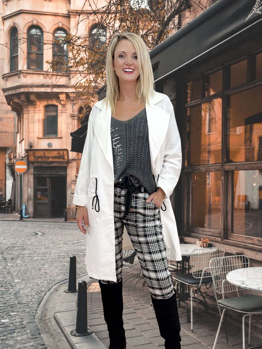 Fashion Καμπαρντίνα γυναικεία Λευκή Γυναικεία Βαμβακερή Καμπαρντίνα μέχρι το γόνατο Καλύπτει στήθος μέχρι 120-125 εκ και έχει μήκος 90 εκ. από τον ώμο. Μονόχρωμη με μεγάλες τσέπες, κουμπώνει και έχει κορδονάκι στη μέση.