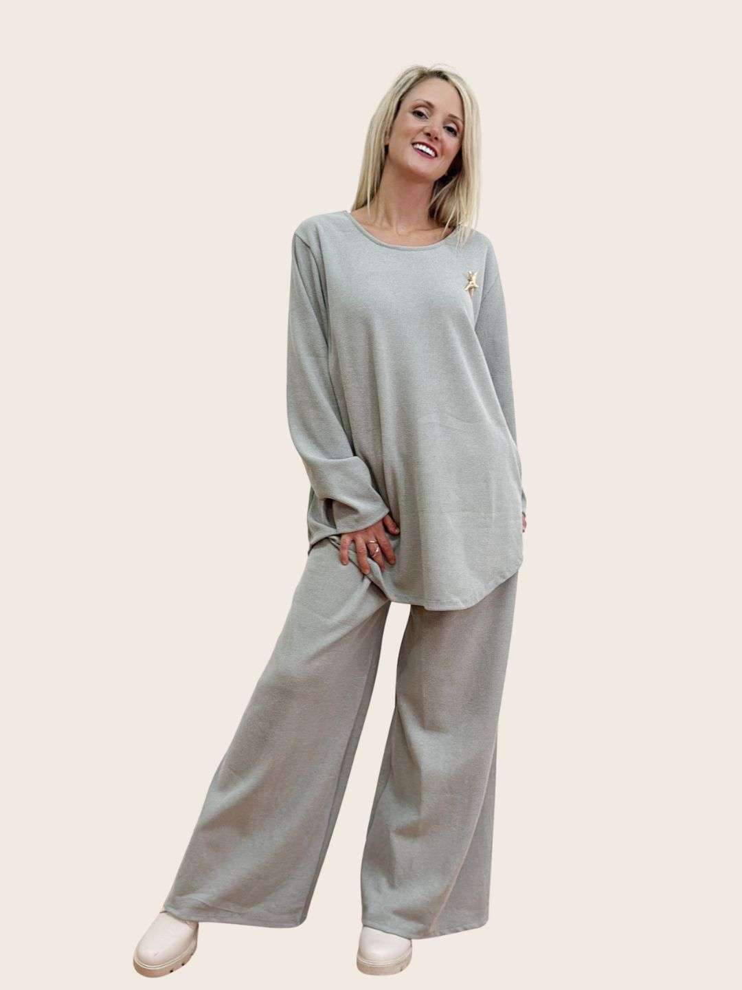 Σετ Παντελόνι και Μπλούζα μονόχρωμο με καρφίτσα γκρι   Ιδανικό για μεγάλα νούμερα με άψογη εφαρμογή Το παντελόνι , άνετη εφαρμογή με λάστιχο στη μέση Oversized γραμμή σε απαλό σενίλ κοτλέ ύφασμα