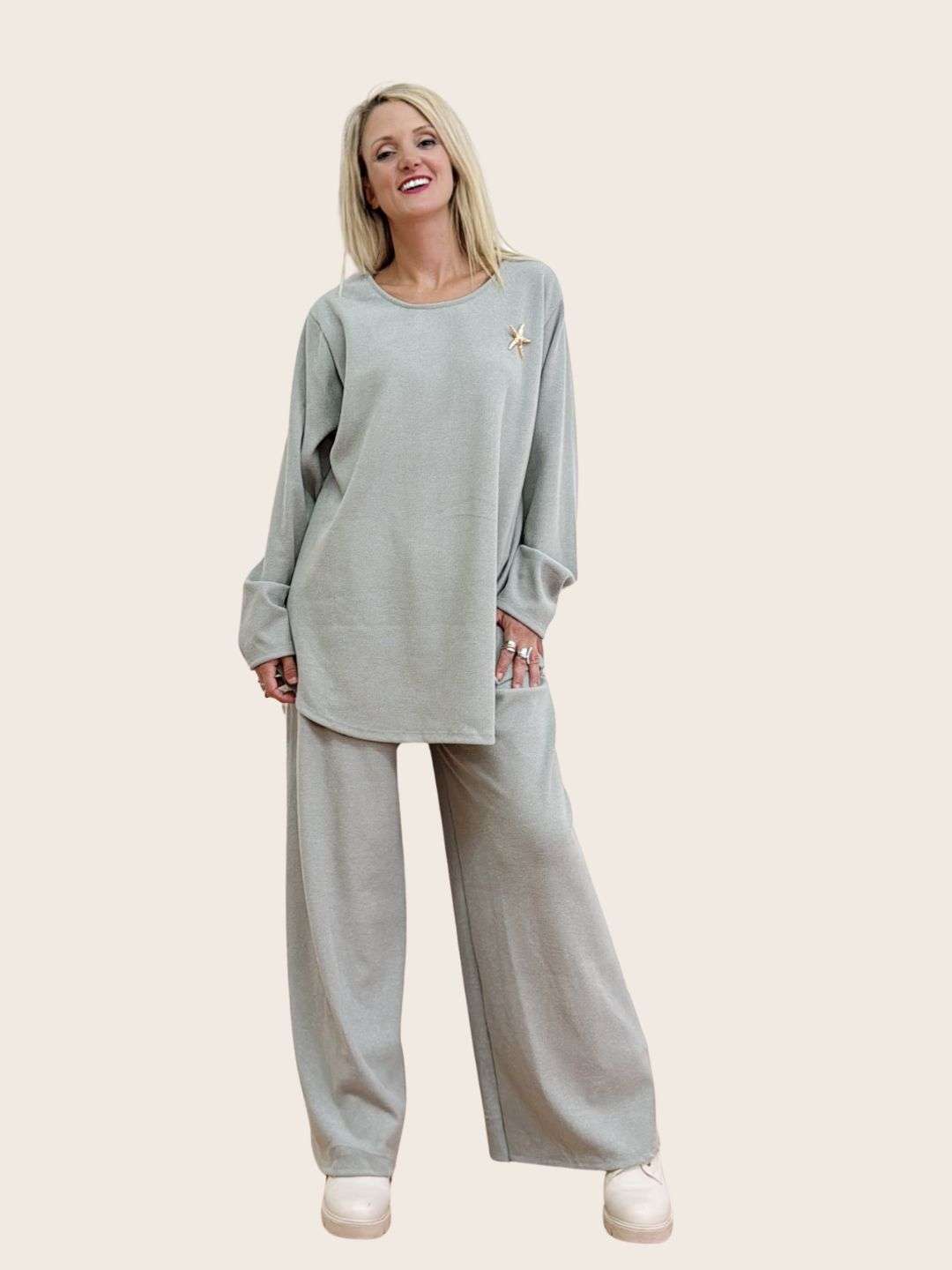 Σετ Παντελόνι και Μπλούζα μονόχρωμο με καρφίτσα γκρι   Ιδανικό για μεγάλα νούμερα με άψογη εφαρμογή Το παντελόνι , άνετη εφαρμογή με λάστιχο στη μέση Oversized γραμμή σε απαλό σενίλ κοτλέ ύφασμα