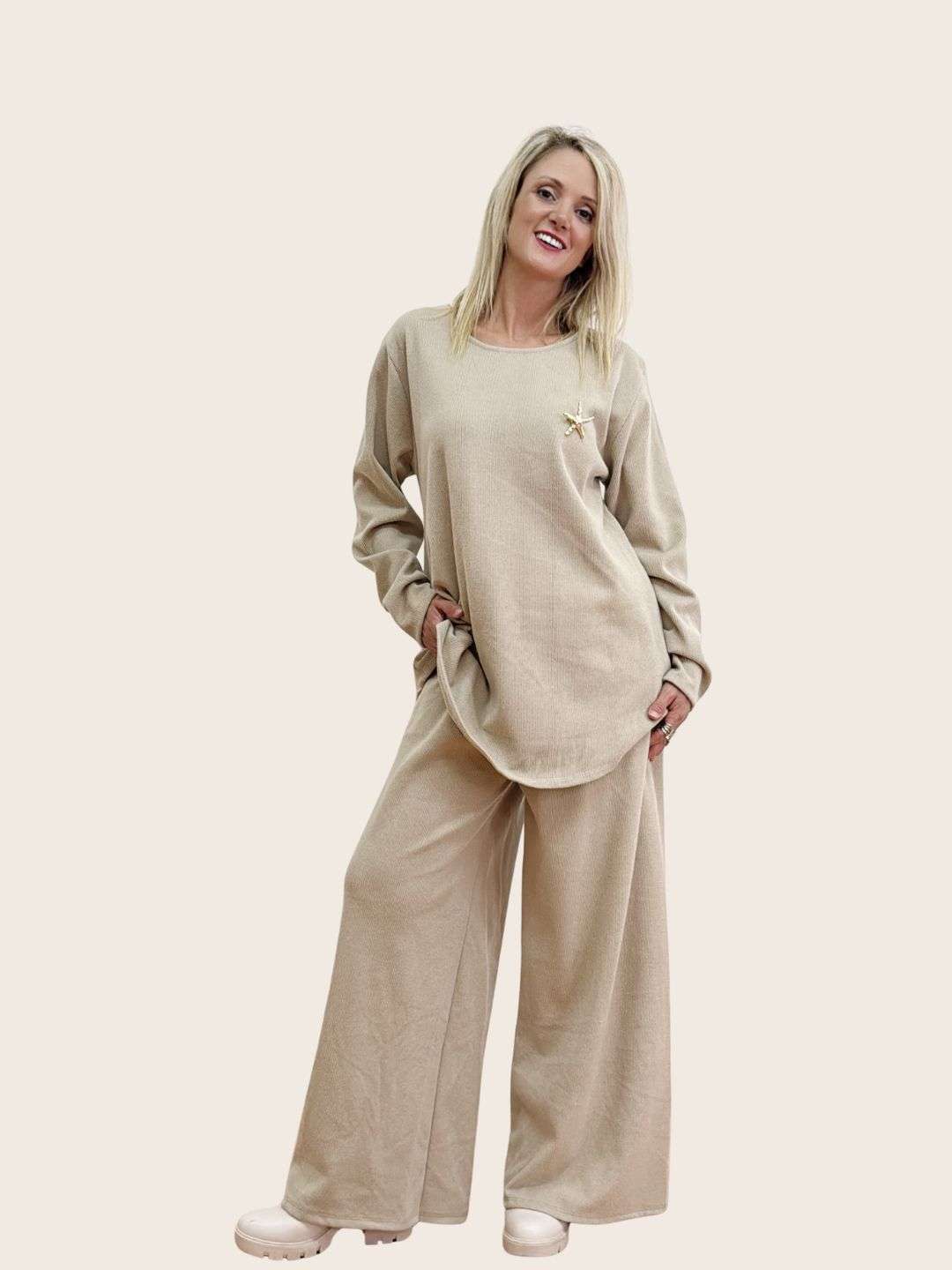 Σετ Παντελόνι και Μπλούζα μονόχρωμο με καρφίτσα εκρού   Ιδανικό για μεγάλα νούμερα με άψογη εφαρμογή Το παντελόνι , άνετη εφαρμογή με λάστιχο στη μέση Oversized γραμμή σε απαλό σενίλ κοτλέ ύφασμα